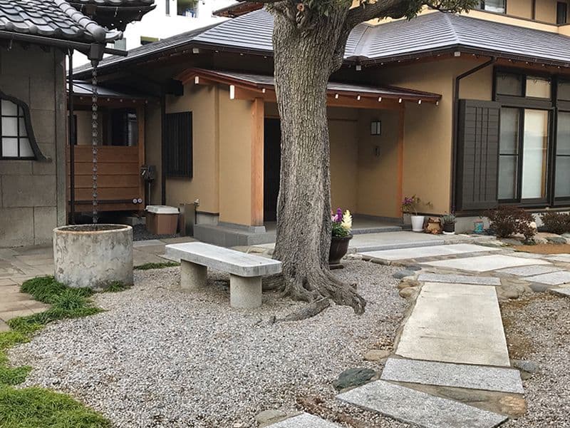 宝泉寺 青戸墓苑　庭園にある休憩ベンチ