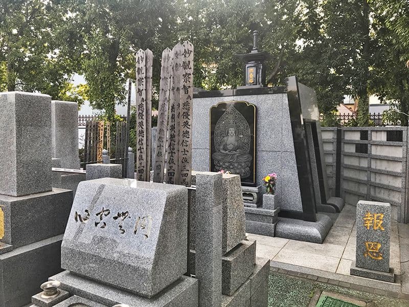 八潮聖地彩苑　御影石が美しい墓石