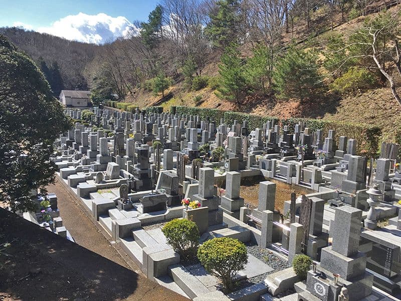 城山湖霊園　山に囲まれた墓地