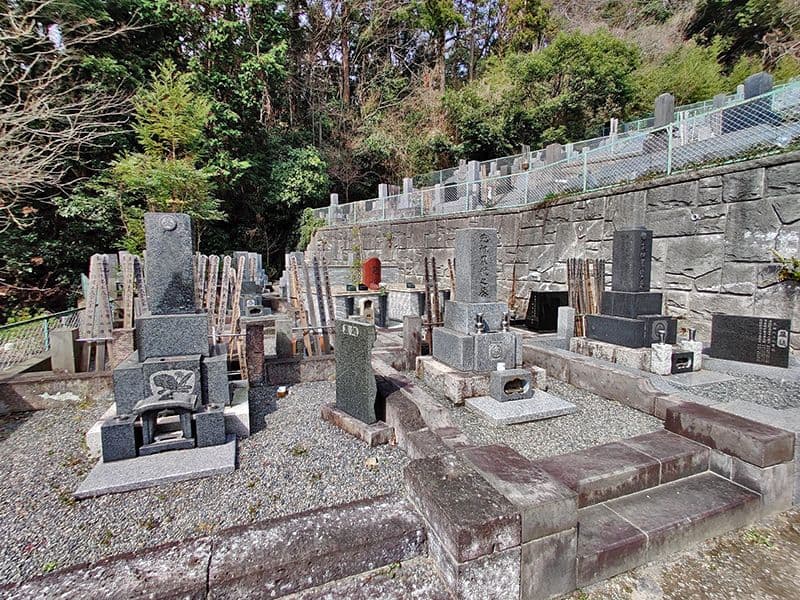 逗子霊苑　山の中にある墓域
