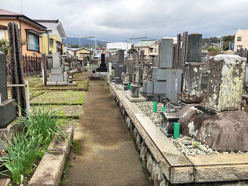 大久寺　住宅街にある霊苑