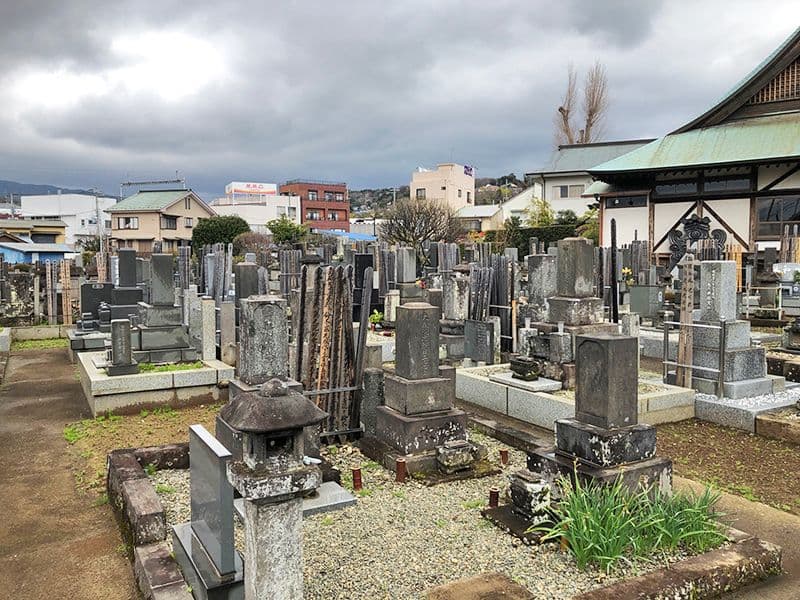 大久寺　色々な形の和型墓石