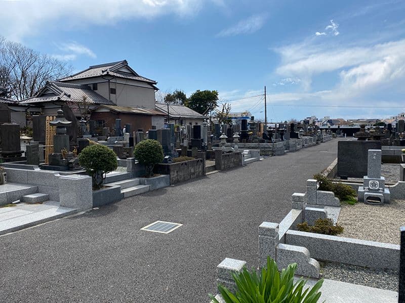鵠沼共同墓地　広い参道