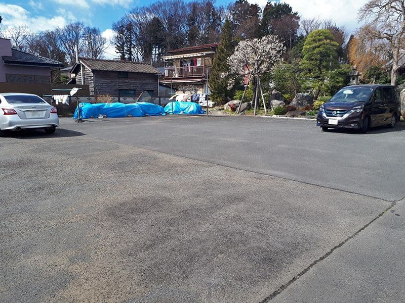日野市営墓地　バリアフリー設計の駐車場