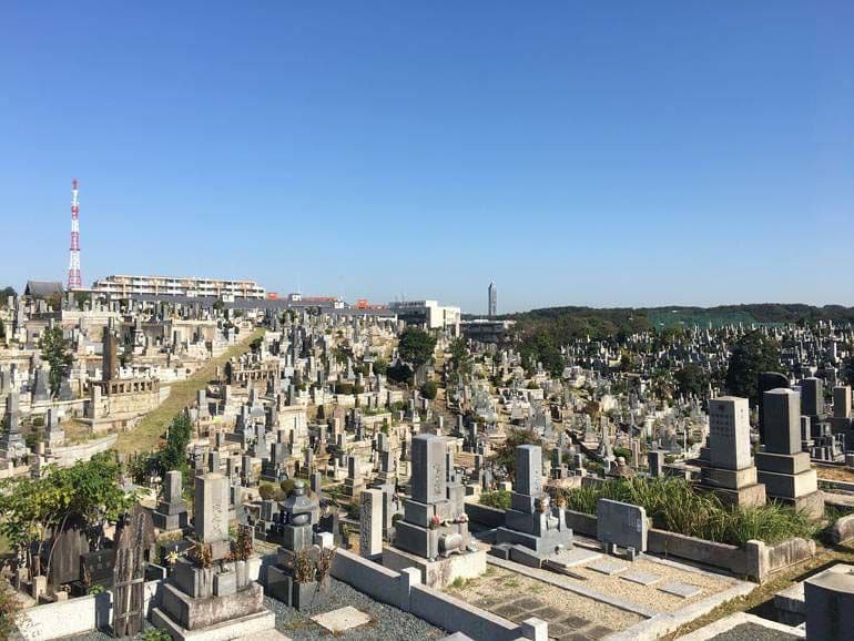 墓石がたくさん並ぶ八事霊園