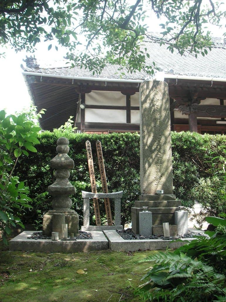 總見院墓地