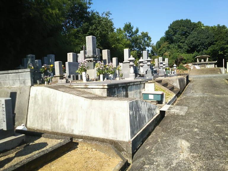 津山市営 八出墓地