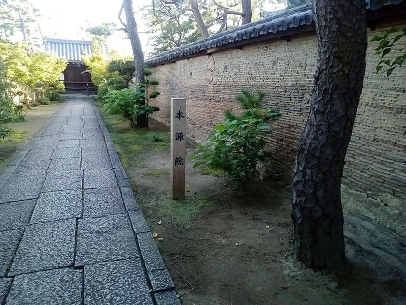本源院墓地
