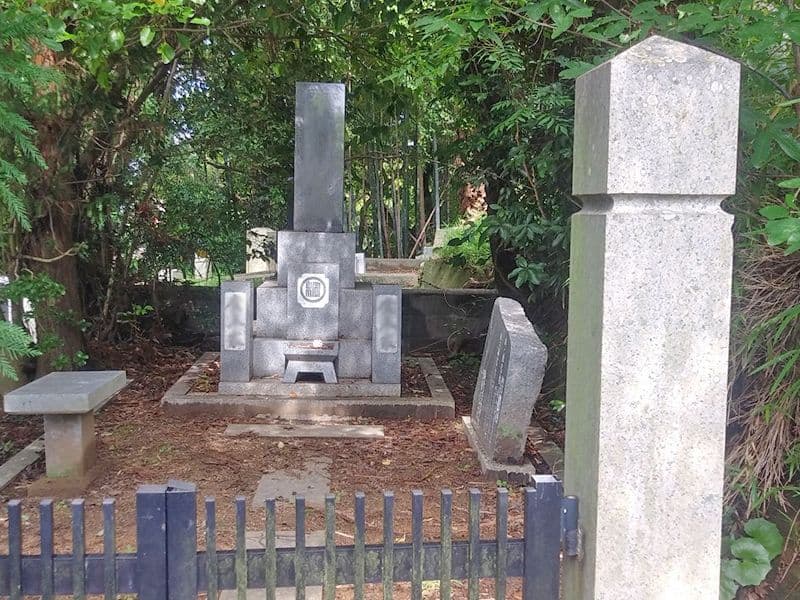 向山墓地