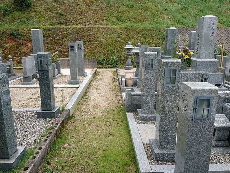 新奥ノ谷墓地