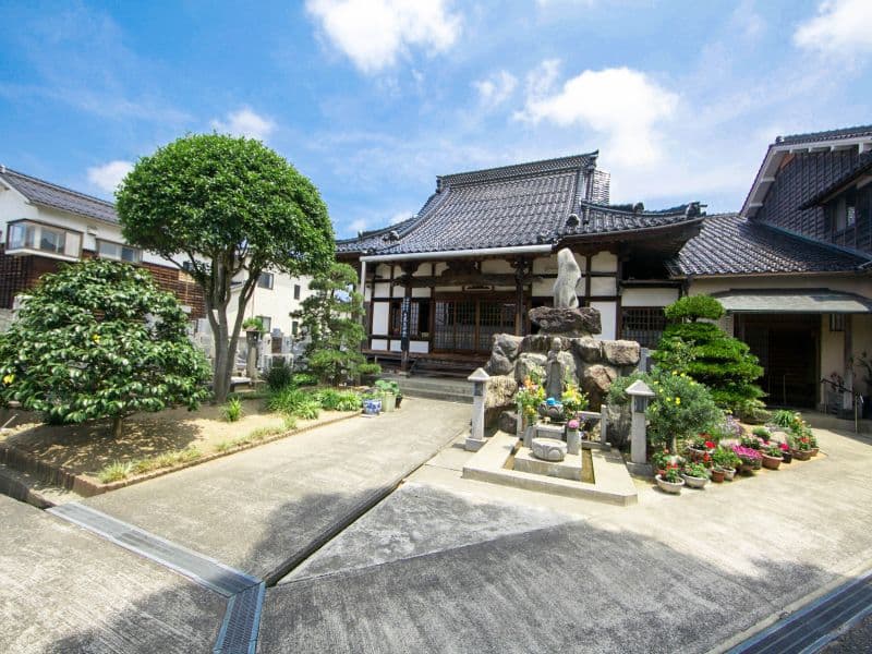 新品治墓地