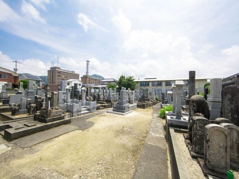 新品治墓地