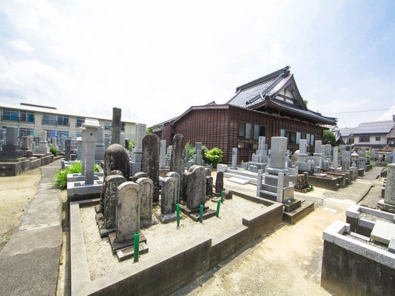 新品治墓地