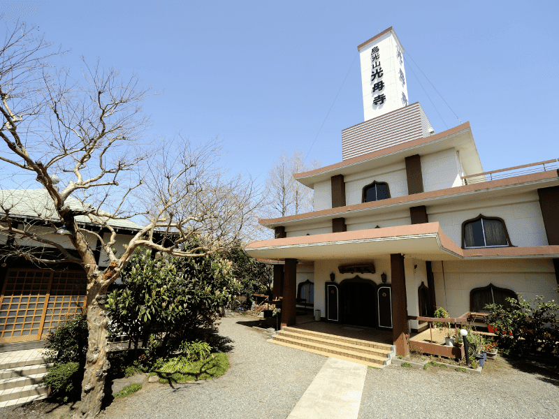 烏山墓苑　本堂と管理事務所