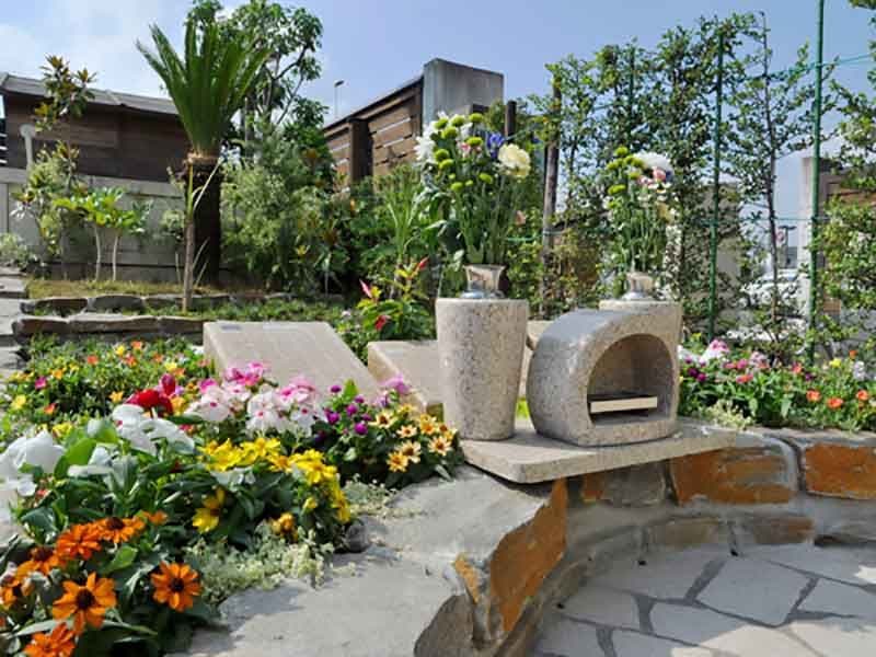 鴻巣霊園　たくさんの花が咲きほこる花壇