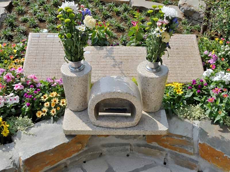 鴻巣霊園　樹木葬エリアの墓石