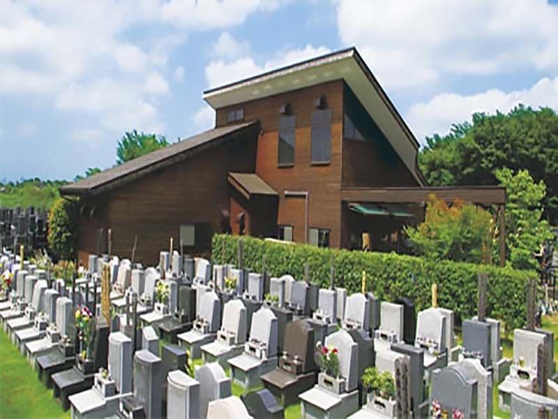 メモリアルガーデン大宮青山苑　欧米風デザインの管理棟