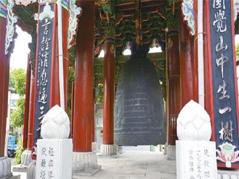 横浜港南台霊園　霊園のシンボルの大鐘楼