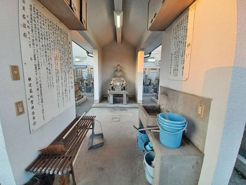 横堤墓地