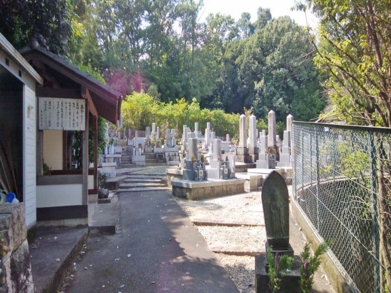 新家墓地