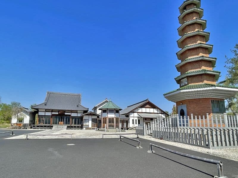 達磨霊園 本堂と八角八層の「夢窓塔」