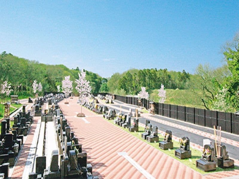 花見川犢橋霊園　広々とした参道