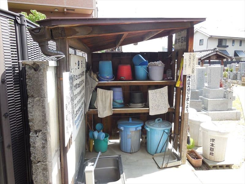 塚本共同墓地