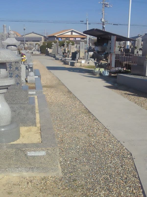 黒山墓地　フラットな参道